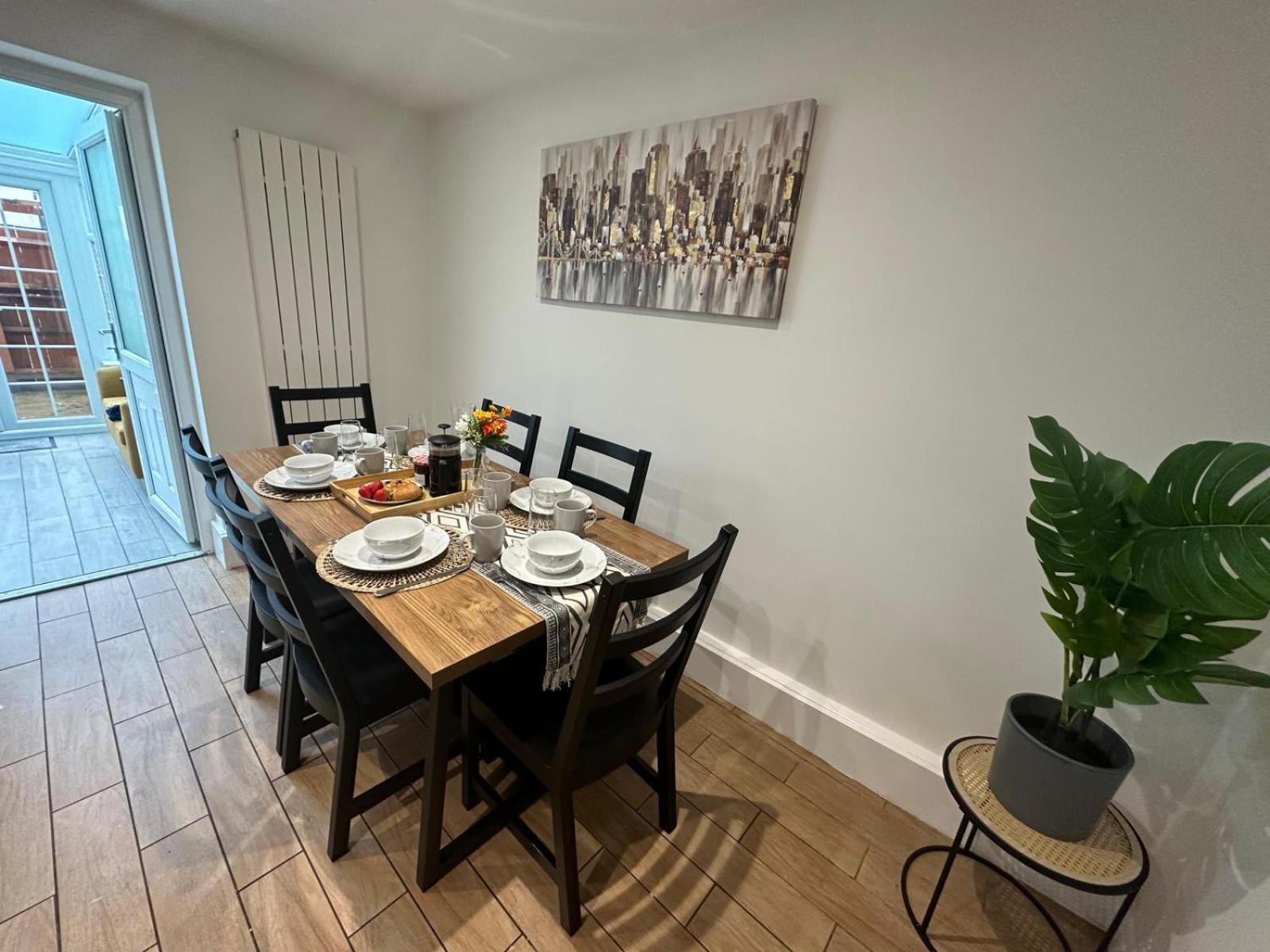 Rooms In Stylish House Милтън Кейнс Екстериор снимка
