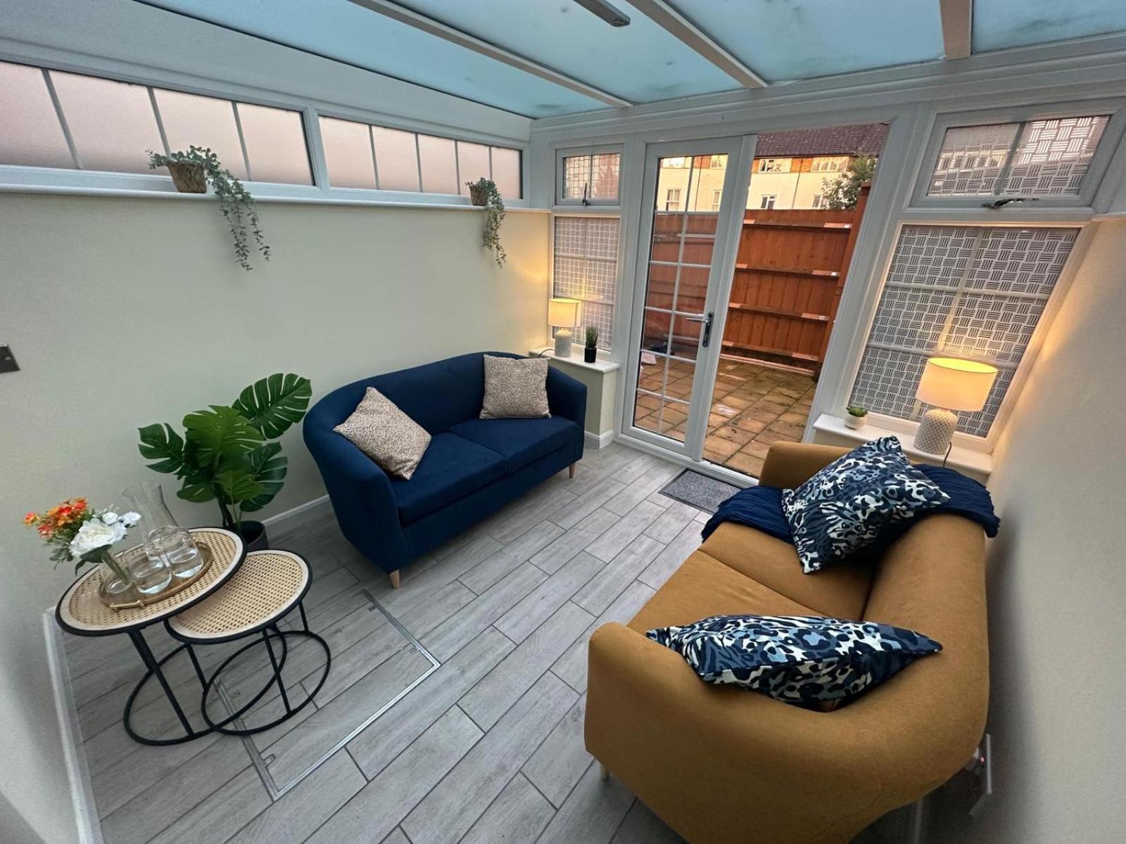 Rooms In Stylish House Милтън Кейнс Екстериор снимка